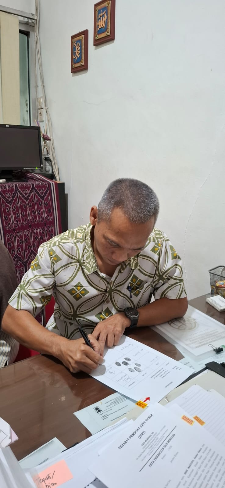 Klien Solusi Tanah menandatangani dokumen pertanahan